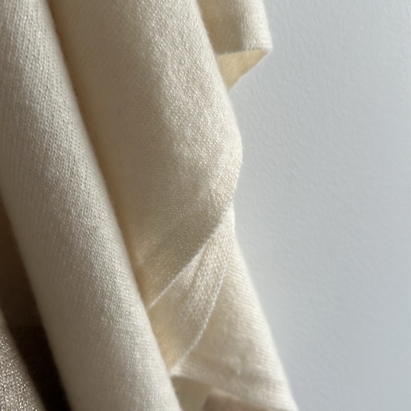 New J.McLaughlin cashmere turtleneck poncho . Cream color with lurex . One size - Picture 7 of 8